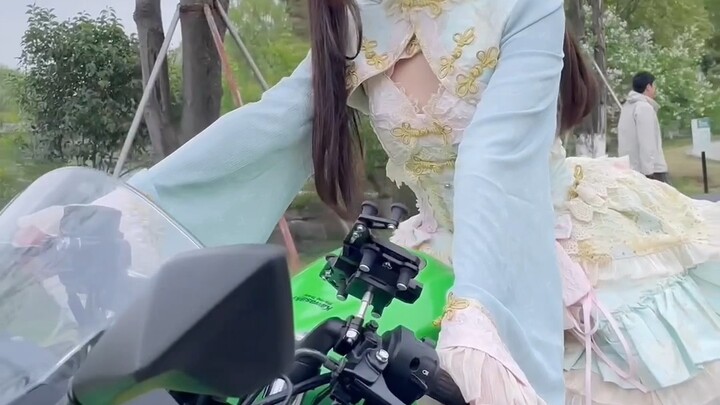 Chopper paired with a LO girl looks so cool! (But you can’t touch the ground.)