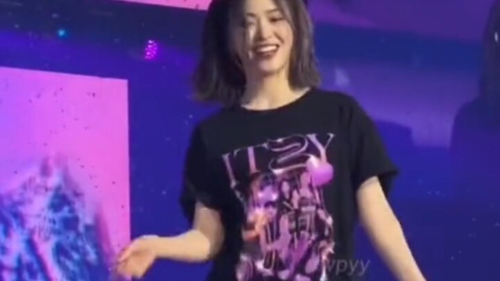 After Liu Zhen picked up the lychee necklace ☞ she decided to dance for everyone