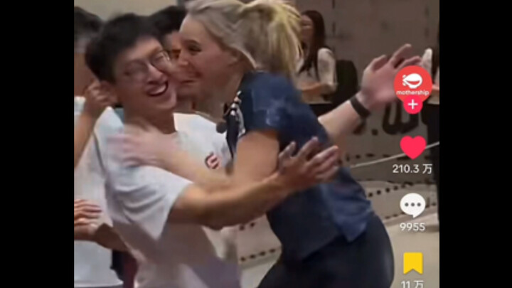 [tiktok] A video of a Chinese guy hugging world champion Janja has gone viral overseas, with foreign