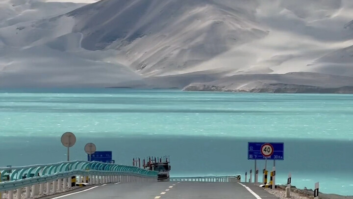 “Dunia ini begitu luas, jangan bersembunyi di sudut kesedihan～”