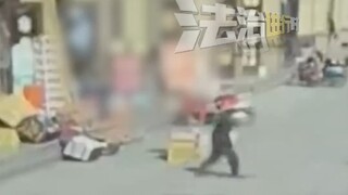 Lũ trẻ thời nay đúng là không giống ai! Một cậu bé ném pháo đã đốt vào nắp cống khiến đường ống gần 