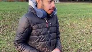 患有“恐犬症”的小哥，这次决定鼓起勇气，摸一摸陌生人的狗狗