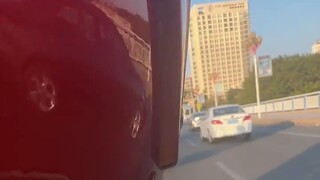 Nếu anh dám nói, tôi dám bắn.