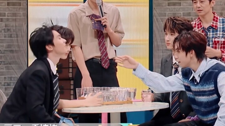 【فريق شباب العصر】 لقاء مع معارف خارج المبنى، ومعركة حياة أو موت داخله، كيف سيتعامل ياو هه مع هذا الو