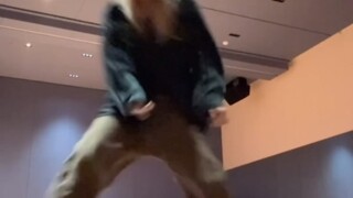 حركات رقص جيوو رائعة جدًا! لا أستطيع مشاهدتها مرة واحدة، ˗ˋˏJJYUˎˊ˗ جعلتني أشعر. NMIXX
