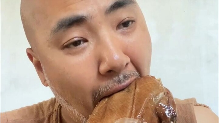 البطة من تشوانجيوده التي أرسلها المتابعون جعلت لاو زيانغ مبهورًا ومفتونًا.