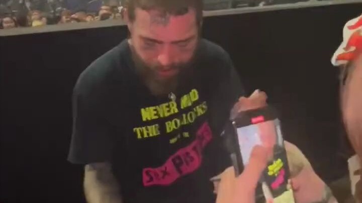 Haha! Khi Post Malone được đưa cho điếu thuốc Lợi Quân!