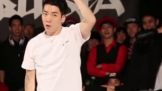 เขาไม่เพียงแต่หล่อ เขายังเต้นเก่งอีกด้วย!