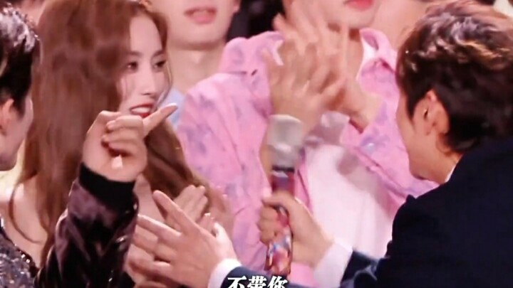 Huang Zitao meringkuk di pelukan Wang Hedi, lalu Xu Yiyang bertanya: “Kalau begitu aku pergi?”