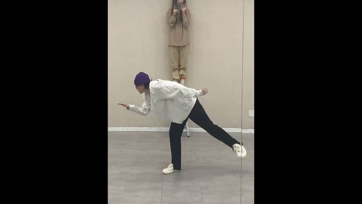 Lu Keran menari versi revisi sumber suara rekaman langsung ruang latihan "Hero Kick It" NCT127