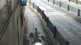 Woman in Chengdu Tianfu New Area Dies After Falling Off Bike While Using Her Phone; On-the-Spot Inve