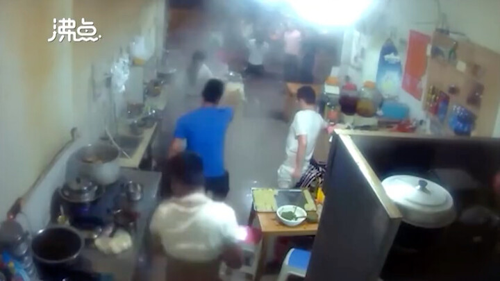 Customers Clash in Restaurant, Overturn Boiling Water and Scald Owner; No One Pays the 200,000-Yuan 