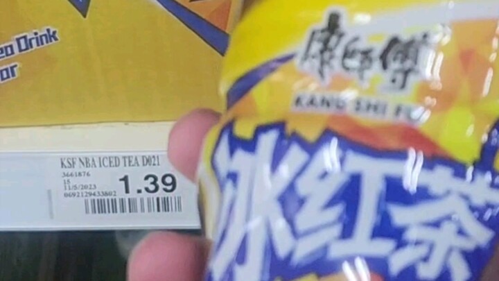 Spending $10 at a Chinese supermarket—over in a flash
