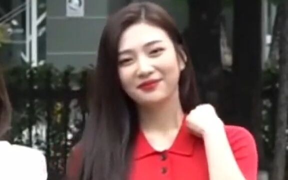 【ريد فيلفيت】 الأعضاء الآخرون: الملابس البيضاء | جيو: بما أنّ الأخت هي ريد بيبي، فبالطبع عليها أن ترت