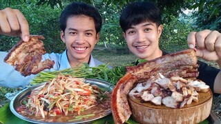 ส้มตำโคตรเด็ด เผ็ดแซ่บทุกคำ พร้อมกับหมูย่างหอมๆนุ่มๆ