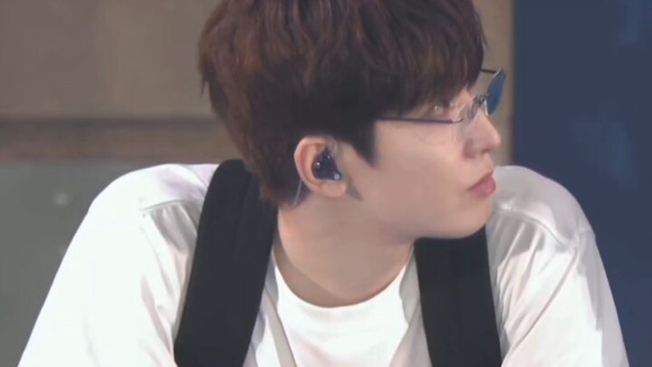 【يوهوي】 يبتسم ويقول إنه يدعمك، لكنه في الخفاء يكتم بكاءه بصمت.