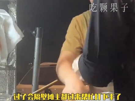 هرب صاحب البسطة على جانب الطريق، فبدأ الزبائن بتحضير الطعام بأنفسهم.