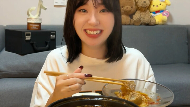 นี่เป็นครั้งแรกที่ฉันกินหม้อไฟแบบนี้ที่บ้านเลย! รู้สึกแฮปปี้สุดๆ ไปเลย! มาแชร์ความสุขของฉันให้ทุกคนไ