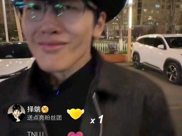 Tang Jiaqi shows off a sizzling dance routine at the end of her first livestream!