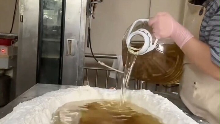 Konon, kue bulan wuren yang asli sama sekali tidak menggunakan setetes air pun.