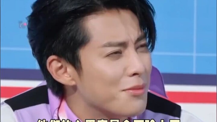 Ekspresi mereka terbaca jelas di wajah—baby coba senyum tapi bibirnya nggak mau ikut tersenyum, dan 