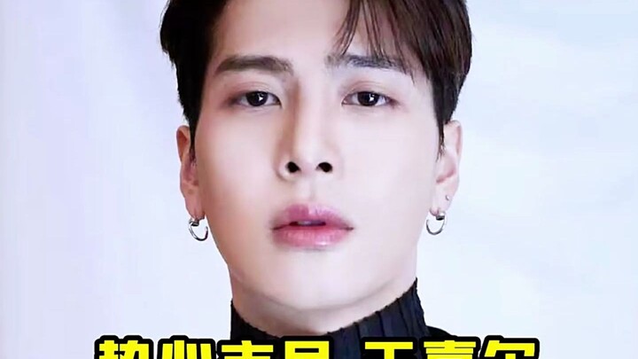 Little Girl: You might not believe it, but Jackson Wang once adjusted my shoulder strap for me.