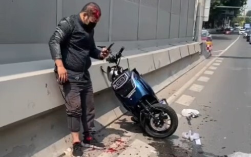 ชีวิตไม่ง่ายเลย ช่างน่าสงสารพนักงานส่งอาหารคนนี้จริงๆ!