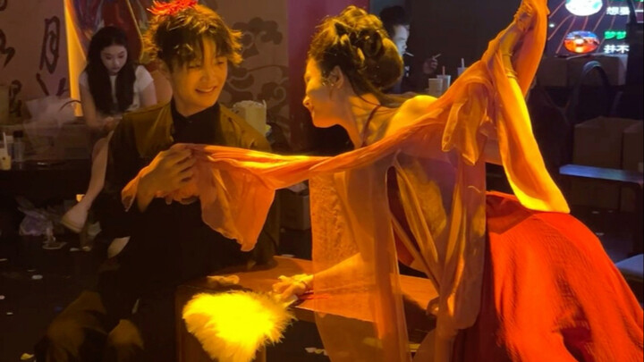 هههه، يبدو أن مو تشن استمتع حقًا بهذه التجربة، والأخت الكبرى بارعة جدًا في ذلك أيضًا؛ طلبت رقصة لنفس