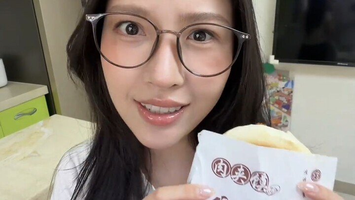 Dari mana kamu menemukan suami yang begitu menggemaskan, hehe