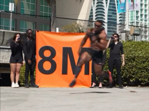 “เวอร์ชันพิเศษฉลองแฟนคลับ 8 ล้านของเน็ตไอดอลฟิตเนสผู้มั่งคั่งอิสระ”