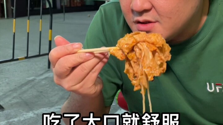 It is comfortable to eat bean curd sheets in big mouthfuls. I ate a pot of snail noodles simply.