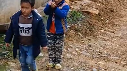 Aku berdiri kedinginan di tengah angin dingin sambil memohon ampun padamu—bukan karena aku takut, ta