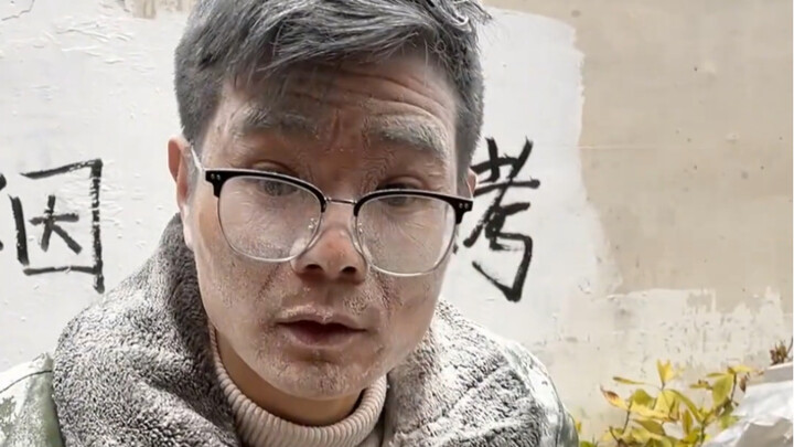 حساء تانغيوان في القدر الطيني الذي يبيعه المعلم المخضرم منذ سنوات مشهور بطعمه اللذيذ.