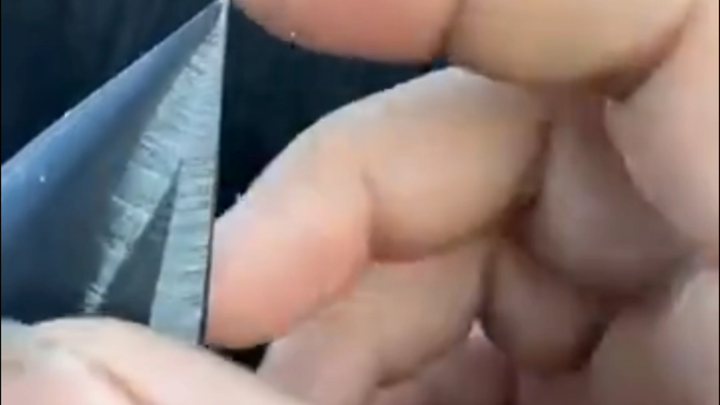 身上痒用角挠挠，这不直接划出血