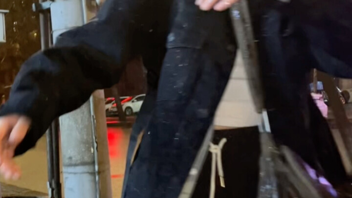 I won't say anything more. Everyone should bring more umbrellas when going out in the future. Hahaha