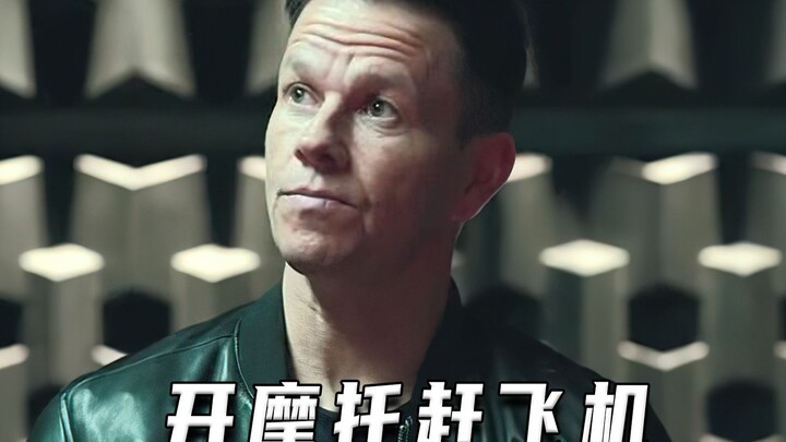 男人开摩托车追赶飞机