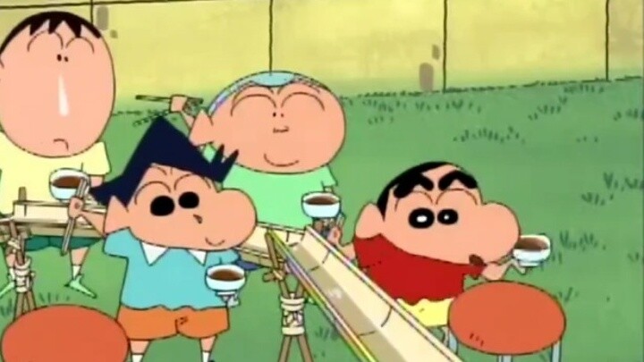 [Crayon Shin-chan] The Nohara family had a great time eating a big bowl of somen noodles with their 