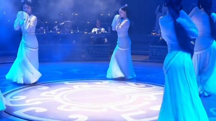 اليوم لا شيء أفعله سوى الاستماع إلى الأغاني في قاعة الترفيه! الآن عرفت أخيرًا كيف يظهر الحاكم المتهو