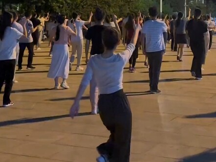 Bersenang-senang itu penting, kan? #Friends'Wine#SquareDanceLittleLuBan#Post-00SquareDance#Ikuti rit