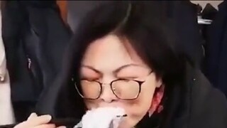 [Minh họa của Wild Human] Năm mới, tôi lao thẳng vào bụng mình