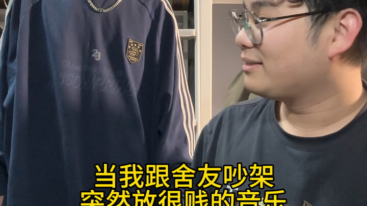 Pas lagi bertengkar, aku puterin musik yang kocak abis