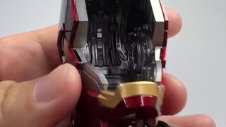 How can an assembled Iron Man's armor explode like this? How can you let the finished toy survive?!!