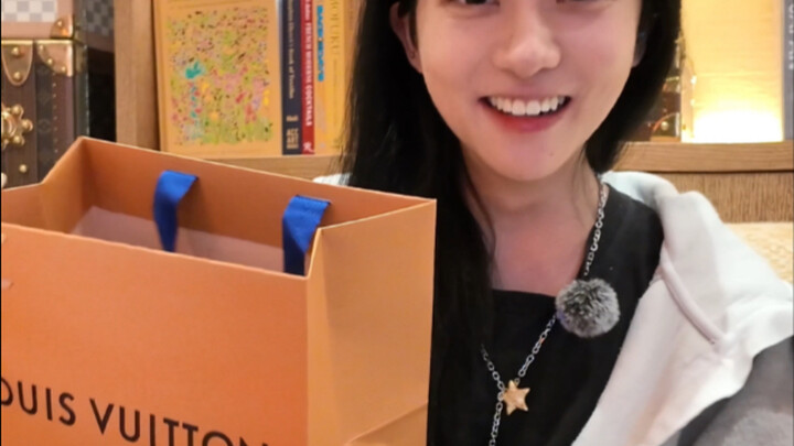 Mua chiếc LV chỉ với 14 tệ mà rước cả đống rắc rối vào người.