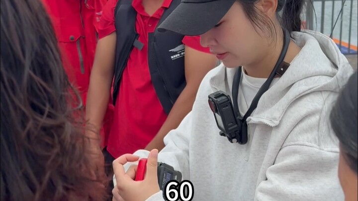 自由灯塔卖鱼，半个小时卖八条