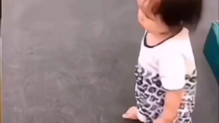 Nhân tài cấp cao đời đầu bắt nạt bé gái