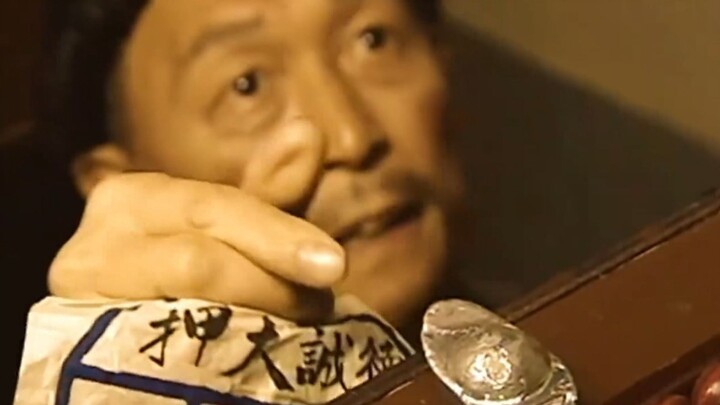 A man spent 15 taels of silver to buy a broken bronze statue—little did he know it was actually fill