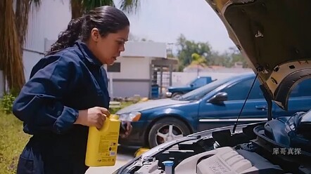 加油站惊险的一幕，女子被控制人身自由，大妈一个举动机智相救！