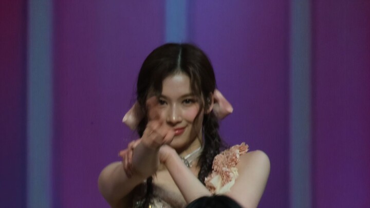 คอนเสิร์ต Twice ด้านหน้าแบบ ultra high definition 4K แต่มือสั่น (ตามซานะ)