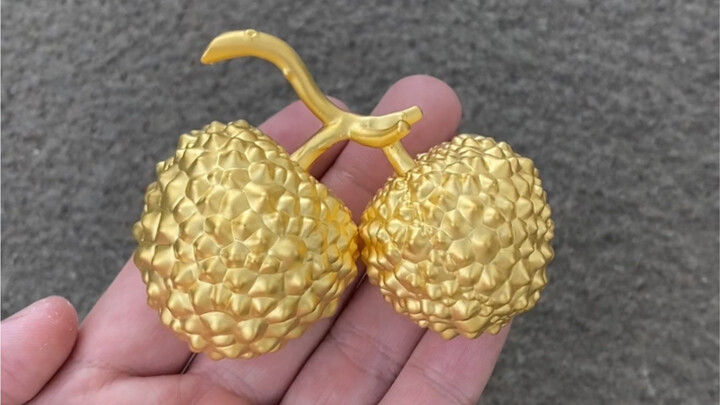 فرسان يمتطون خيولهم وسط الغبار، والأميرة تبتسم.