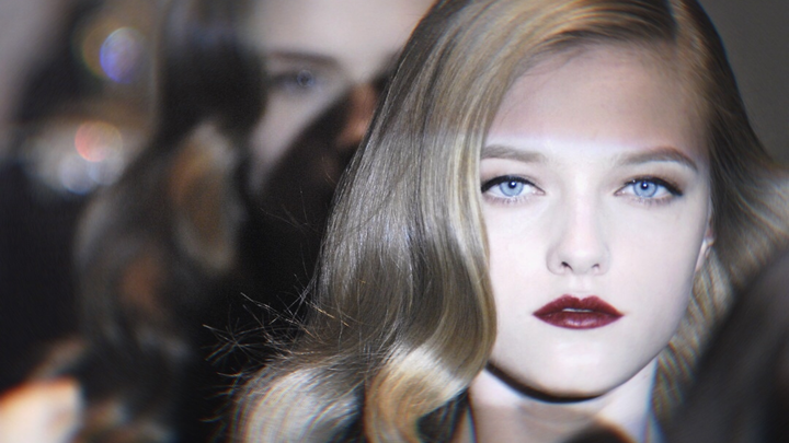 Peri catwalk yang anggun dan memesona! Supermodel wajah bayi Vlada Roslyakova, ratu langkah catwalk,